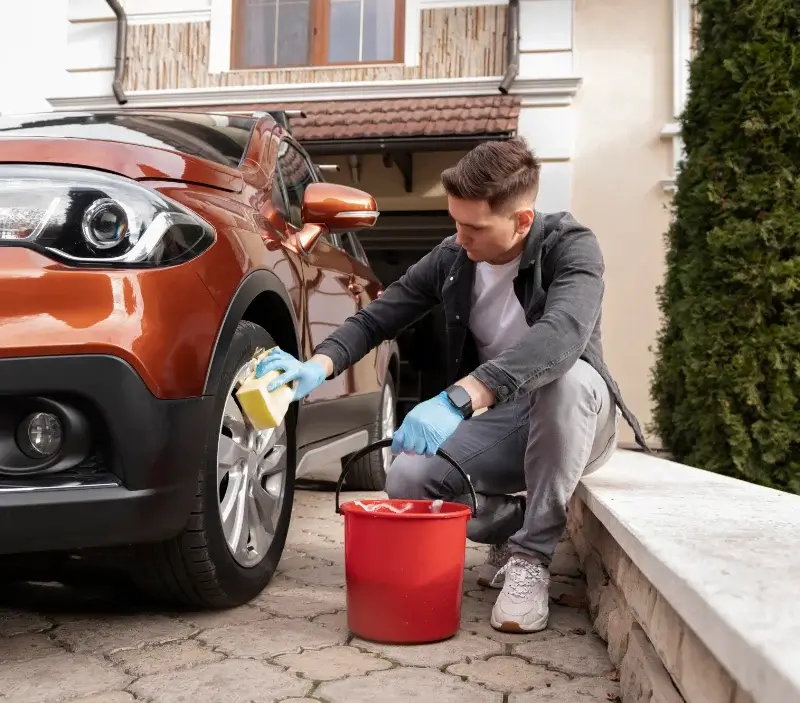 Lavage auto à domicile Villedubert : professionnel intervenant sur un véhicule